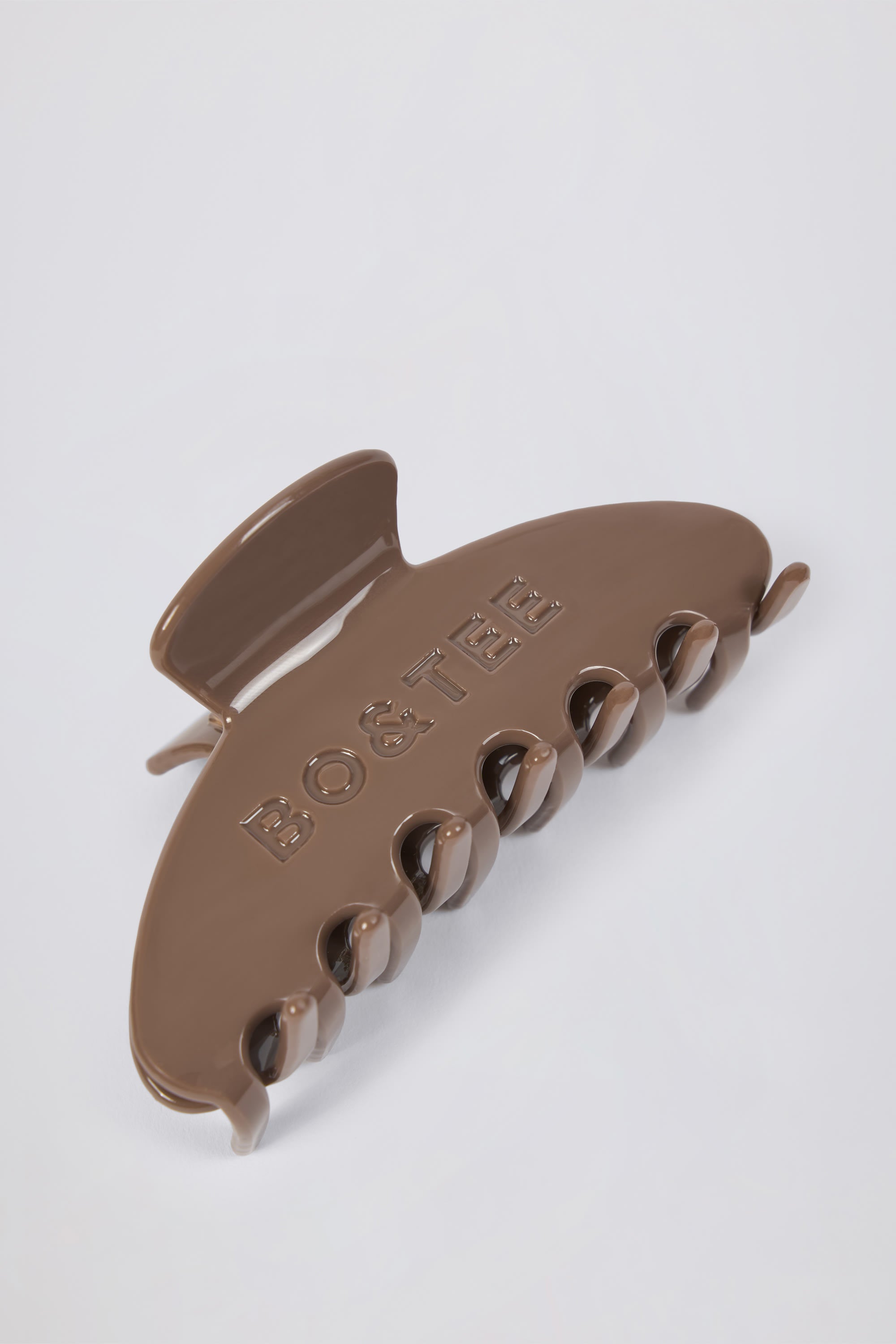 Medium Claw Clip in Mocha